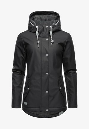 Melnā ūdensnecaurlaidīgā jaka ar kapuci, kurai ir pelēkas auklas, spiedpogas, divas priekšējās kabatas un strukturēts pelēks iekšējs oderējums.