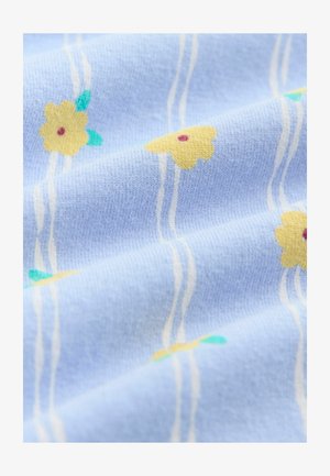 Šviesiai mėlyna audinys su tekstūruota paviršiaus, puošta geltonais žiedais su raudonomis centrinėmis dalimis ir žaliosiomis lapelėmis, atskirtomis baltomis linijomis.