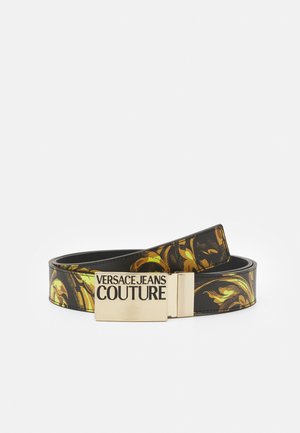 Cinturón de cuero negro con patrón barroco amarillo y dorado y hebilla rectangular dorada grabada con "VERSACE JEANS COUTURE."