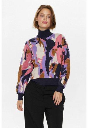 El suéter de punto multicolor presenta un cuello alto, patrones abstractos llamativos en rosa, púrpura, azul marino y marrón, y una cintura ajustada.