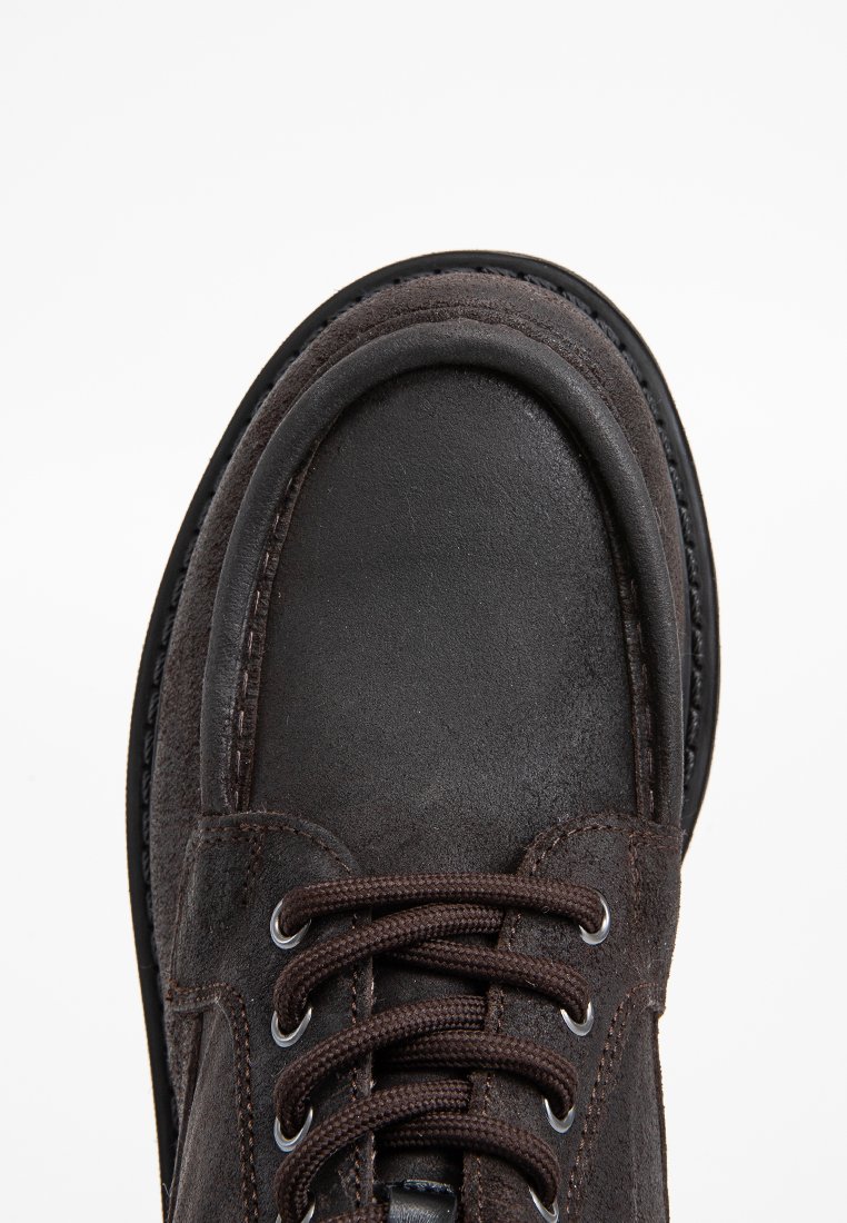 Braune Schnürschuhe aus einer Kombination aus glattem und strukturiertem Leder, mit runder Spitze und braunen Schnürsenkeln mit Metallösen.