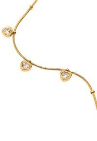 Złoty naszyjnik z elastycznym łańcuszkiem, ozdobiony czterema zawieszkami w kształcie serca, z każdą oprawioną w przejrzysty kamień szlachetny, odbijającym światło i fakturę.