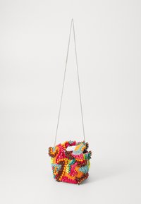 Fargerik perleveske med en strukturert form, som har forskjellige livlige perler i rosa, oransje, blå og grønn, samt en metallkjedehåndtak.