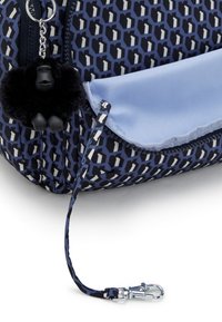 Borsa blu navy con motivo geometrico, dotata di una patta azzurro chiaro, accessori in argento e un dettaglio di portachiavi peloso nero.