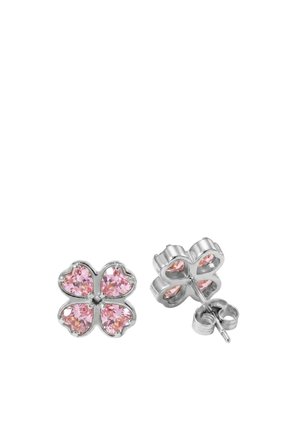 Silberne Ohrstecker in Form von vierblättrigen Kleeblättern mit rosa herzförmigen Edelsteinen in jedem Blatt, von vorne und hinten gezeigt.