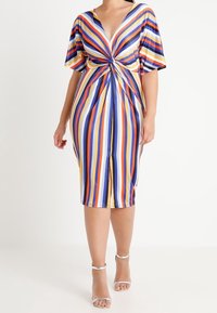 Robe rayée multicolore à manches courtes, avec un col en V profond, un détail torsadé à l'avant, et une coupe jusqu'aux genoux, réalisée en matière lisse et extensible.