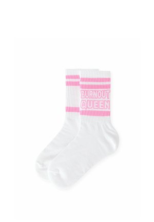 Chaussettes blanches montantes avec des rayures roses en haut et la phrase "BURNOUT QUEEN" tricotée en rose sur les bords-côtes.