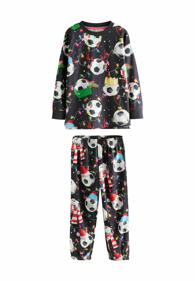 Cămășuță cu mânecă lungă și pantaloni cu fundal negru, decorați cu mingi de fotbal purtând pălării de sărbătoare și eșarfe, și lumini colorate de Crăciun.