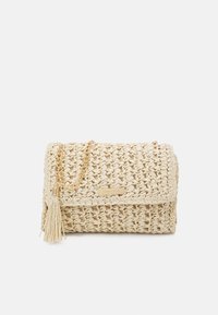 Borsa a tracolla in paglia intrecciata di colore crema con una catena dorata, dotata di un pon-pon e di una forma rettangolare con chiusura a patta.