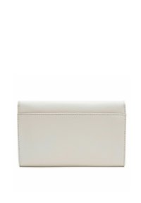 Hellgraue Lederbörse mit strukturiertem Finish, rechteckiger Form, Oberklappenverschluss und minimalistischem Design. Mit dezenten Stickdetails.