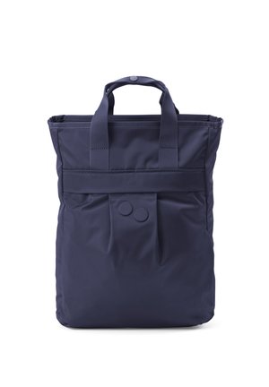 Marineblaue Tragetasche mit zwei Griffen, zwei vorderen Druckknöpfen und einem breiten, horizontalen Riemen über der oberen Vorderseite.