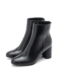 Czarne skórzane ankle boots z gładkim wykończeniem, okrągłymi noskami i szerokimi obcasami. Posiadają subtelną zapięcie na zamek i niską linię cholewki.