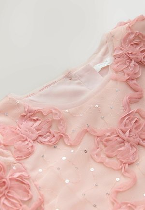 Abito in rete rosa chiaro con applicazioni floreali a volant, paillettes sparse e scollatura in satin. Interno foderato con chiusura a zip sul retro.