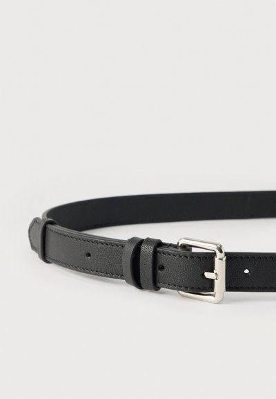 Μαύρη δερμάτινη ζώνη με λείο φινίρισμα, που διαθέτει ασημένια μεταλλική αγκράφα και ρυθμιζόμενους θηλιές, σχεδιασμένη με πολλαπλές τρύπες για ρύθμιση του μεγέθους.