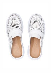 Weiße Slip-On-Schuhe mit durchbrochenem Design. Glattes Leder-Obermaterial, braune Innensohle und weiße Gummisohle. Runde Zehenpartie und minimalistischer Stil.