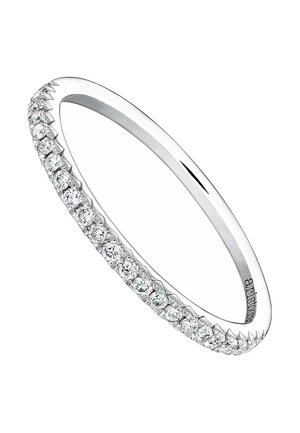 Anillo en tono plateado con una banda lisa, que cuenta con una fila de pequeñas gemas redondas y transparentes engastadas en un montaje de garras a lo largo de un lateral.