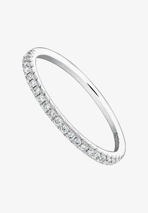 Anillo en tono plateado con una banda lisa, que cuenta con una fila de pequeñas gemas redondas y transparentes engastadas en un montaje de garras a lo largo de un lateral.