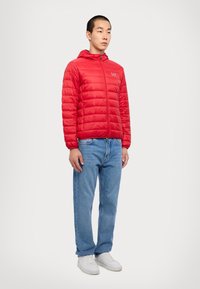 EA7 Emporio Armani TRAIN CORE LIGHT JACKET - Dunjakke - salsa