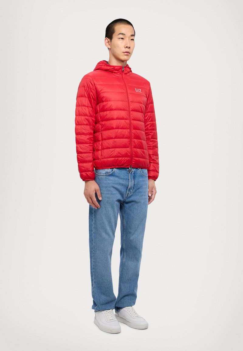 EA7 Emporio Armani TRAIN CORE LIGHT JACKET - Dunjakke - salsa