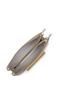 Portafoglio con zip di colore marrone chiaro diviso in due sezioni, con esterno in pelle liscia e rivestimento in tessuto. Presenta tirazip in argento.