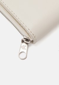 Calvin Klein Jeans SCULPTED ZIP AROUND DEBOSS - Portafoglio - birch