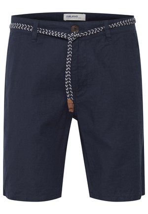 Mørkeblå shorts laget av lett materiale. Den har et vevd belte med en brun knapp, og en flat front med sidelommer.