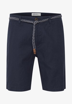 Mørkeblå shorts laget av lett materiale. Den har et vevd belte med en brun knapp, og en flat front med sidelommer.