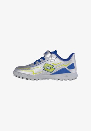 Silberner und blauer Sportschuh mit gelben Akzenten, Klettverschluss und strukturierter Sohle, entworfen für Sport oder Freizeit.