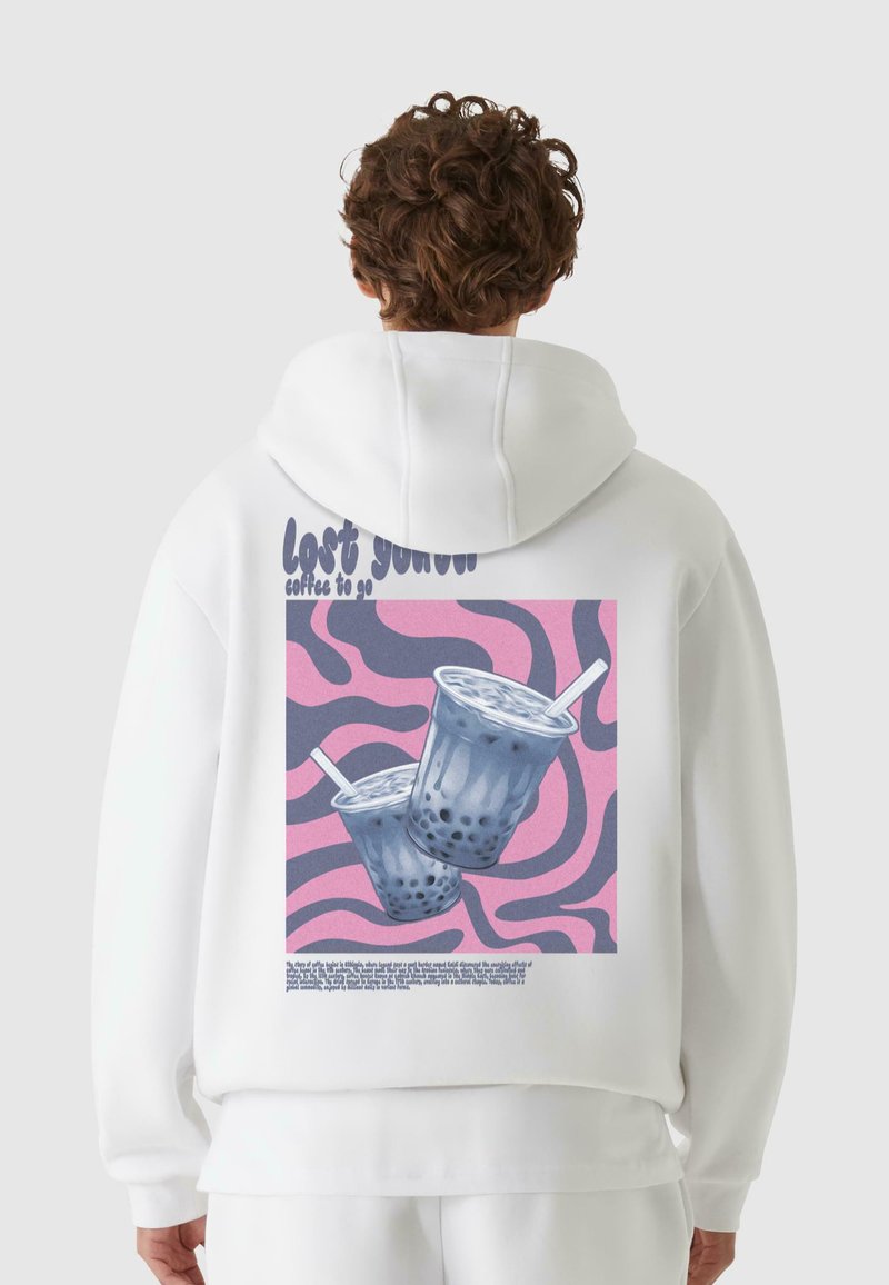 Hvit hettegenser med et trykt design som viser to drikkekopper på en rosa og lilla bølgete bakgrunn, tekst "lost youth coffee to go".