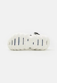 Crocs CROCS X CAPTAIN AMERICA UNISEX - Mules - white