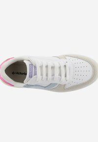 Weißer Sneaker mit Wildleder-Akzenten in Hellgrau und Pink. Verfügt über eine perforierte Zehenkappe, strukturierte Details und flache Schnürsenkel über einer gepolsterten Zunge.