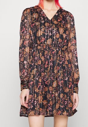 Sort blomsterkjole med lange ærmer, V-hals og elastisk talje båret af en person med rødt hår, vist fra nakke til midt på låret.