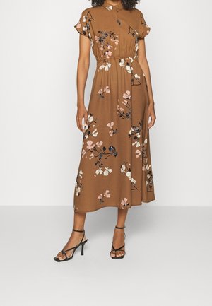 Robe midi marron à fleurs avec manches courtes, taille cintrée et jupe fluide. Présente des motifs floraux roses et bleus sur une étoffe lisse.