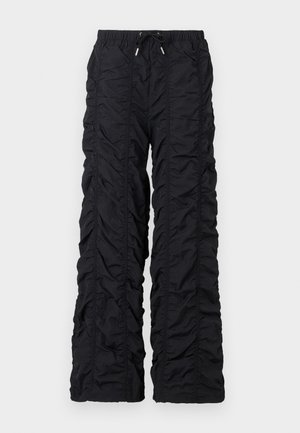 Svarta, lätta, quiltade byxor med en rynkad textur, elastisk midja och dragsko, med raka ben och utan fickor.