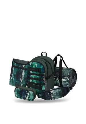 Set di zaini verde e nero a fantasia con astuccio abbinato, cartella, marsupio e borsa da viaggio disposti su uno sfondo bianco.