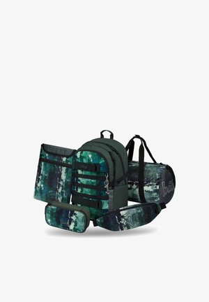 Set di zaini verde e nero a fantasia con astuccio abbinato, cartella, marsupio e borsa da viaggio disposti su uno sfondo bianco.