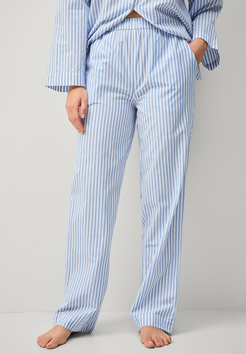 Blauwe en witte gestreepte pyjamabroek van lichtgewicht stof met een elastische tailleband, zijzakken en een relaxte pasvorm.