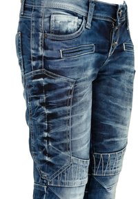 Pantalons cargo en denim bleu foncé avec texture délavée, dotés de plusieurs poches et de coutures blanches contrastantes, conçus pour une coupe structurée.