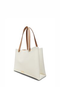 Borsa tote in ecopelle bianca con due manici color tan, forma angolare, texture liscia e branding discreto sul davanti.