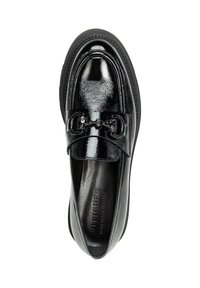 Mocassini neri in pelle verniciata lucida, con un accentuativo decorativo in catena sulla tomaia, foderati con una morbida interni e suola in gomma.