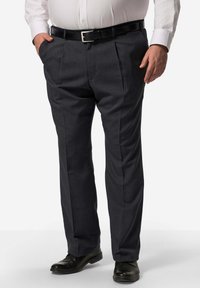 Tmavě šedé pánské kalhoty s upraveným střihem, které mají záhyby, boční kapsy a černý opasek. Hladká tkanina se středním leskem.