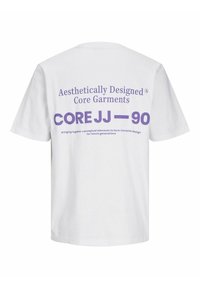 Balta medvilninė marškinėliai su apvaliu kaklu. Ant nugaros spausdintas tekstas violetine spalva sako "Estetiškai sukurti pagrindiniai drabužiai CORE JJ-90."