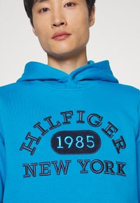 Tommy Hilfiger MONOTYPE COLLEGIATE HOODIE - Felpa - cerulean aqua