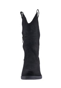 Botas negras de estilo occidental, hechas de ante, con un diseño grabado, punta afilada y lengüetas a los lados para facilitar su uso.