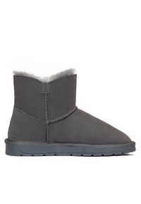 Botas de tobillo de ante gris con un suave forro de piel de lana, forma cónica y suela de goma, que presentan una costura cosida a lo largo del lateral.