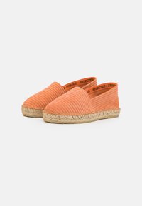 Pari oransseja corduroy-espadrilloita, joissa on punottu juuttipohja ja "SELECTED / FEMME" painettuna kantapään alueelle.