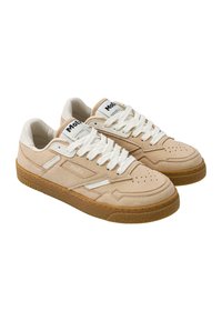 Beżowe zamszowe sneakersy z białymi sznurowadłami, perforowanym czubkiem, teksturowaną gumową podeszwą i białym paskiem akcentującym. Logotyp widoczny na języku.