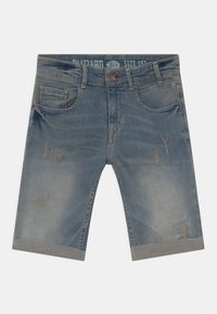 Ljusblå denimshorts med avslappnad passform, fransade kanter, diskret blekning och slitna detaljer. Har fem fickor och en knappstängning.