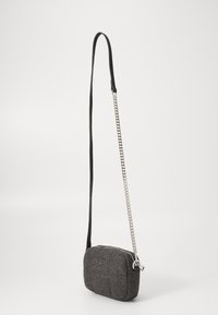 Borsa a tracolla realizzata in feltro grigio scuro con chiusura a zip. Presenta una tracolla in catena e pelle, forma rettangolare e superficie liscia.