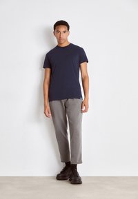 Mads Nørgaard THOR TEE - Pamata T-krekls - navy